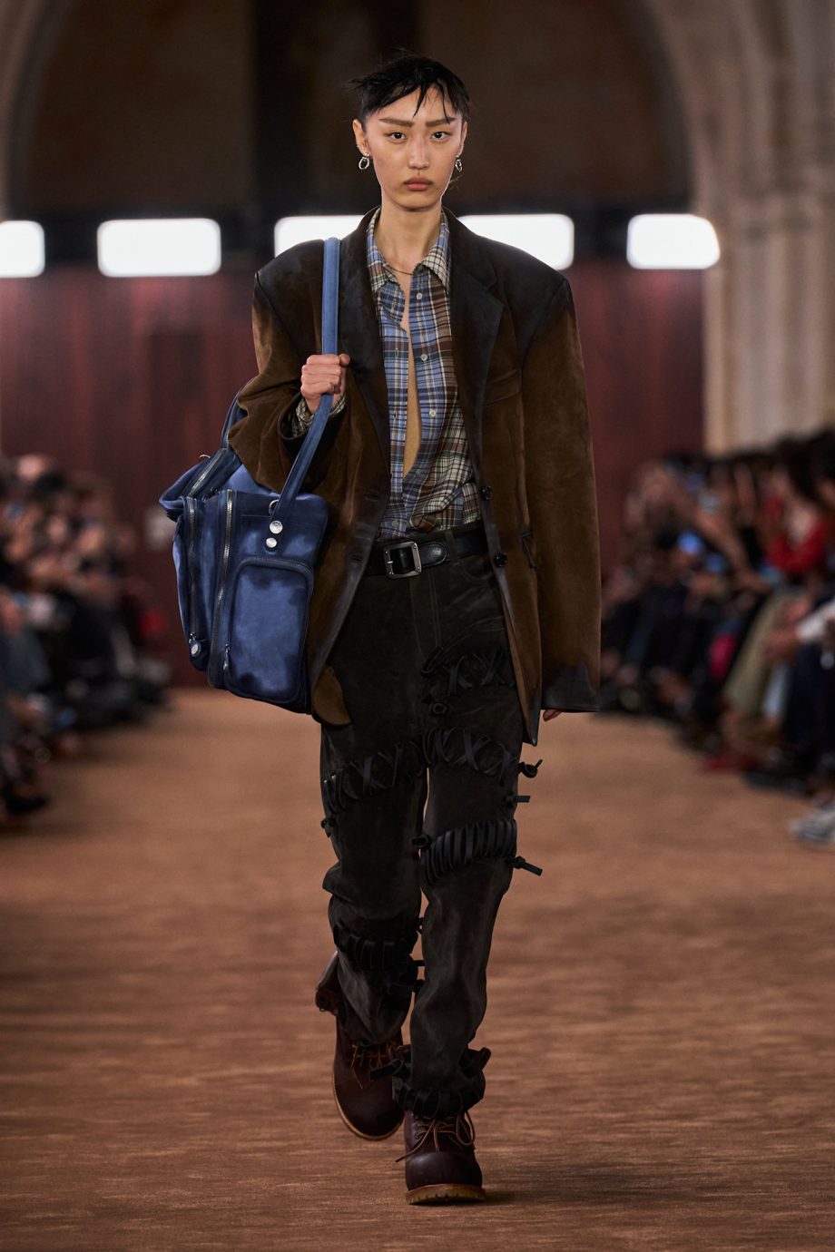 acne-studios-bewijst-dat-de-geruite-blouse-altijd-een-plek-in-je-kast-verdient-366292