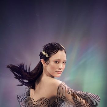 iris-van-herpen-lanceert-eerste-beautycollectie-met-aveda-hiermee-brengen-we-een-stukje-iris-naar-iedereen-270157