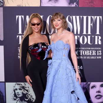 beyonce-en-taylor-swift-poseren-samen-op-de-rode-loper-en-hun-looks-kunnen-niet-meer-verschillen-271531