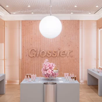 wat-is-precies-het-verhaal-achter-beauty-cultmerk-glossier-deze-serie-onthult-het-272934