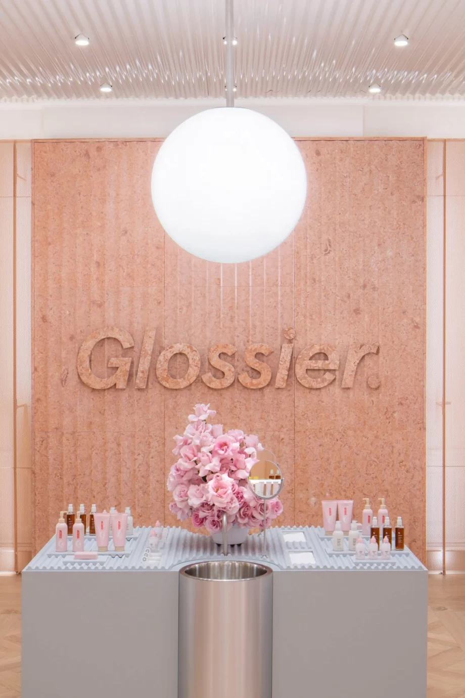 wat-is-precies-het-verhaal-achter-beauty-cultmerk-glossier-deze-serie-onthult-het-272934