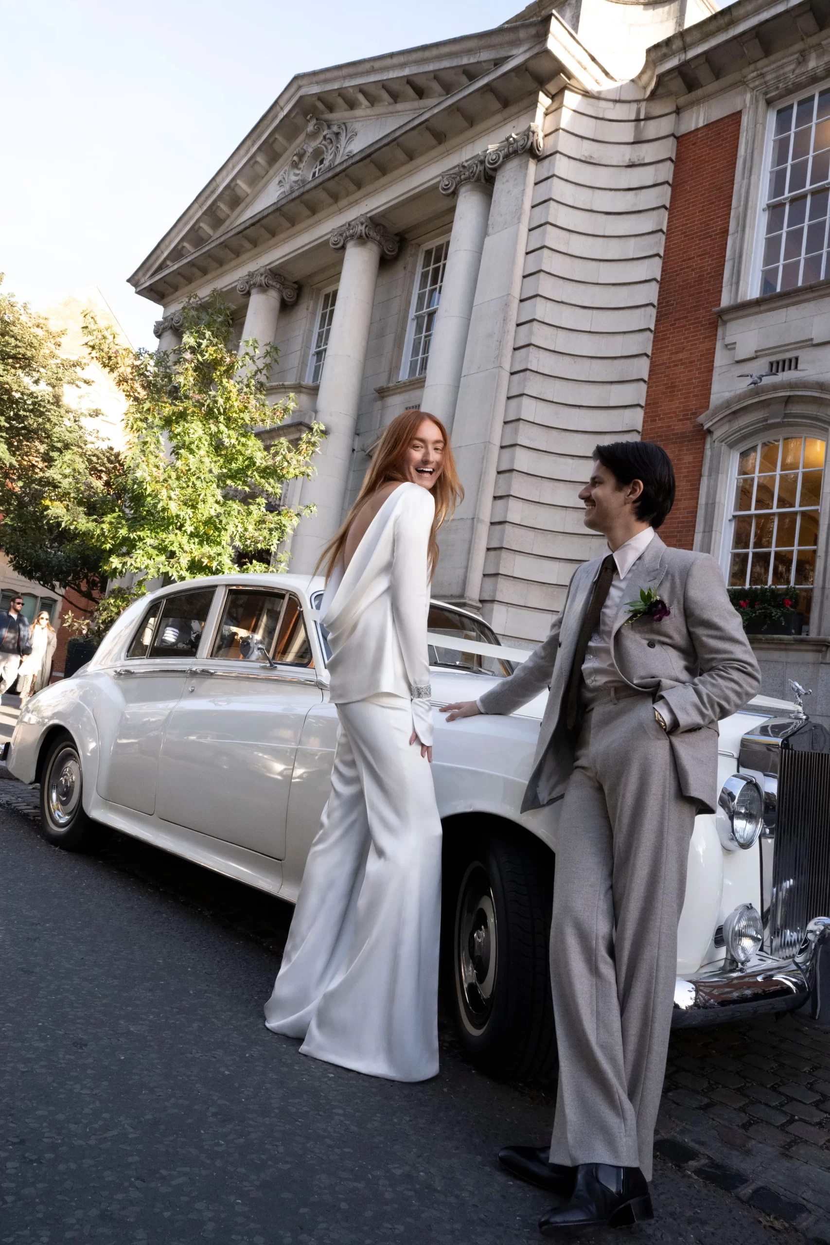 Ik verraste Eitan door een Rolls-Royce Silver Cloud te boeken om ons van de ceremonie naar Claridge's te brengen.