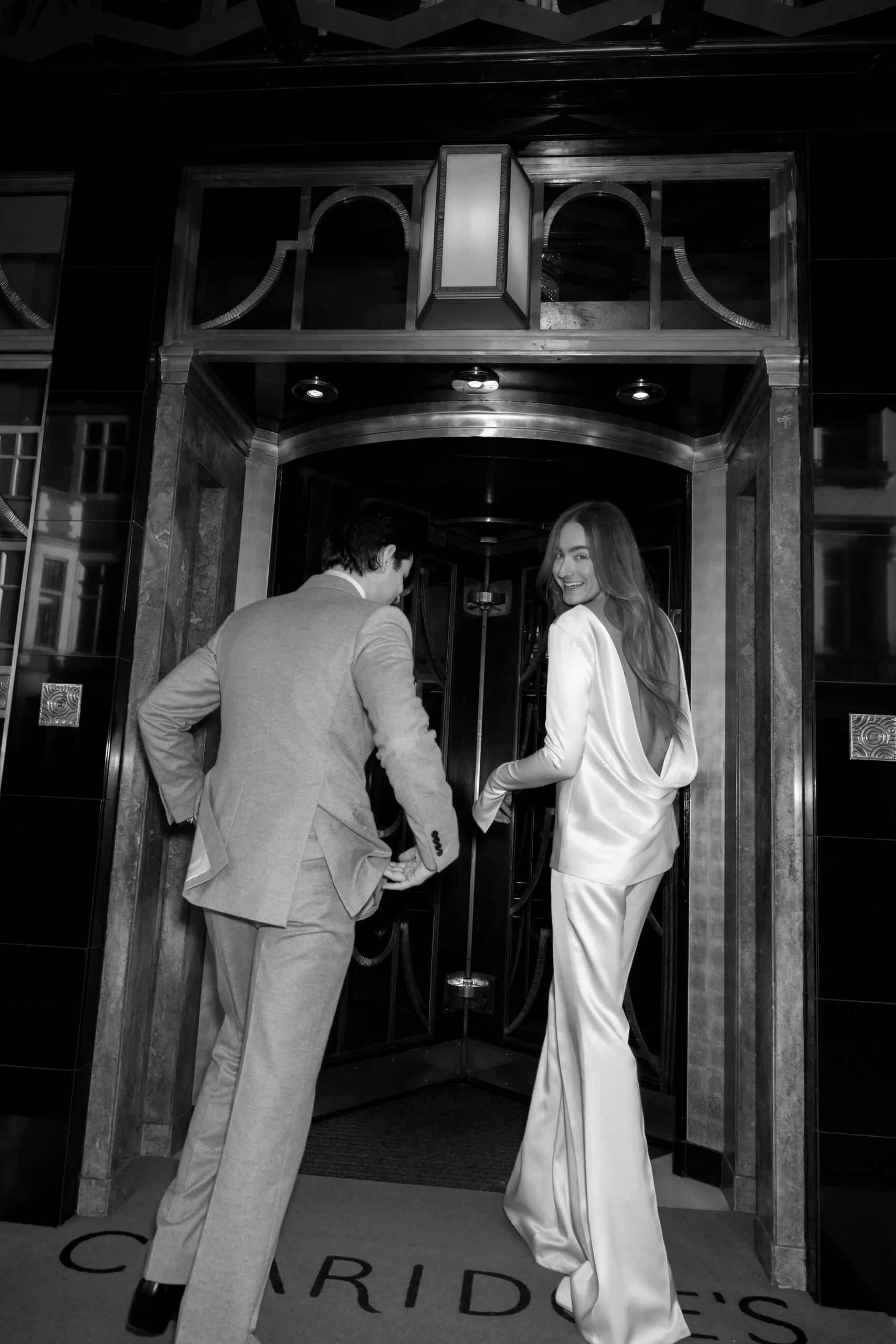 Als getrouwd stel Claridge's binnenlopen voor onze receptie.