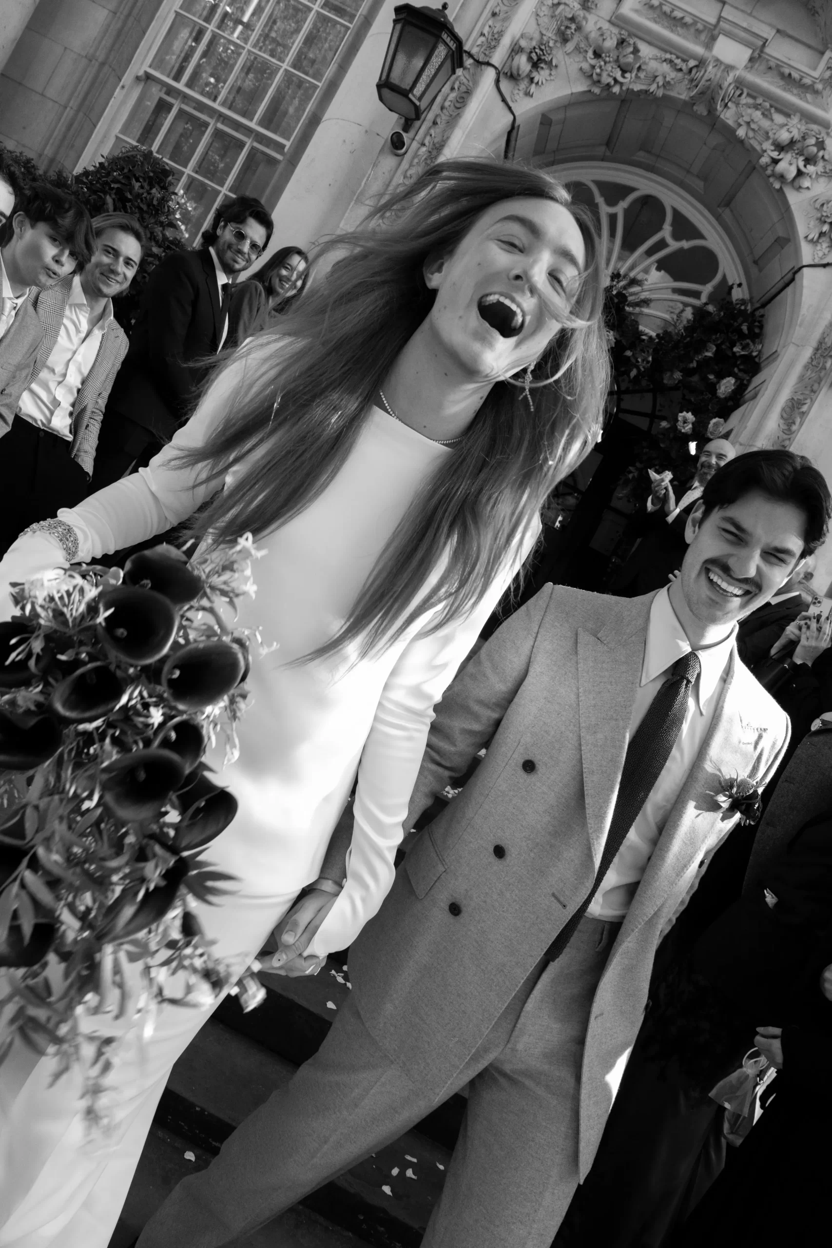 Pure vreugde bij het verlaten van de ceremonie met mijn man.