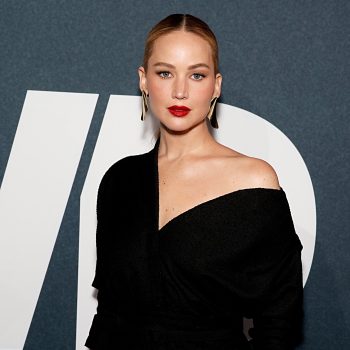 jennifer-lawrence-laat-met-haar-dior-look-zien-hoe-je-een-asymmetrisch-decollete-draagt-273007