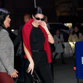 kendall-jenner-beheerst-de-stylingtruc-pop-of-red-voor-een-date-met-bad-bunny-271001