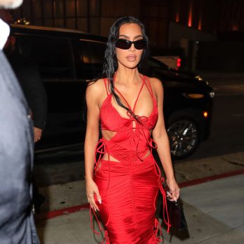 kim-kardashian-viert-haar-43e-verjaardag-in-een-felrode-jurk-met-cut-outs-272565