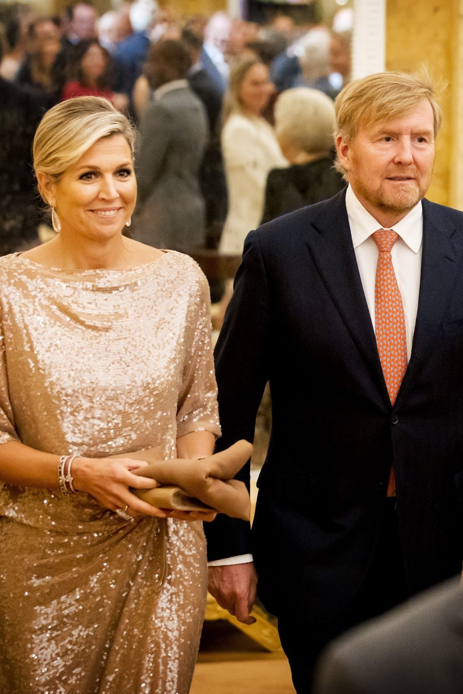 koningin-maxima-geeft-ons-nu-al-inspiratie-voor-het-feestseizoen-in-fonkelende-paillettenjurk-270512