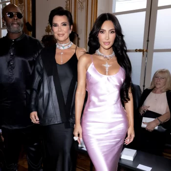 kim-en-kris-hebben-moeder-dochter-moment-in-matching-slipdresses-bij-victoria-beckham-269896