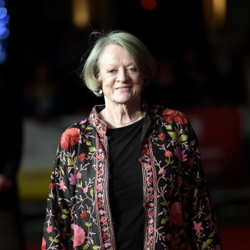 88-jarige-actrice-maggie-smith-schittert-in-nieuwe-loewe-campagne-272797