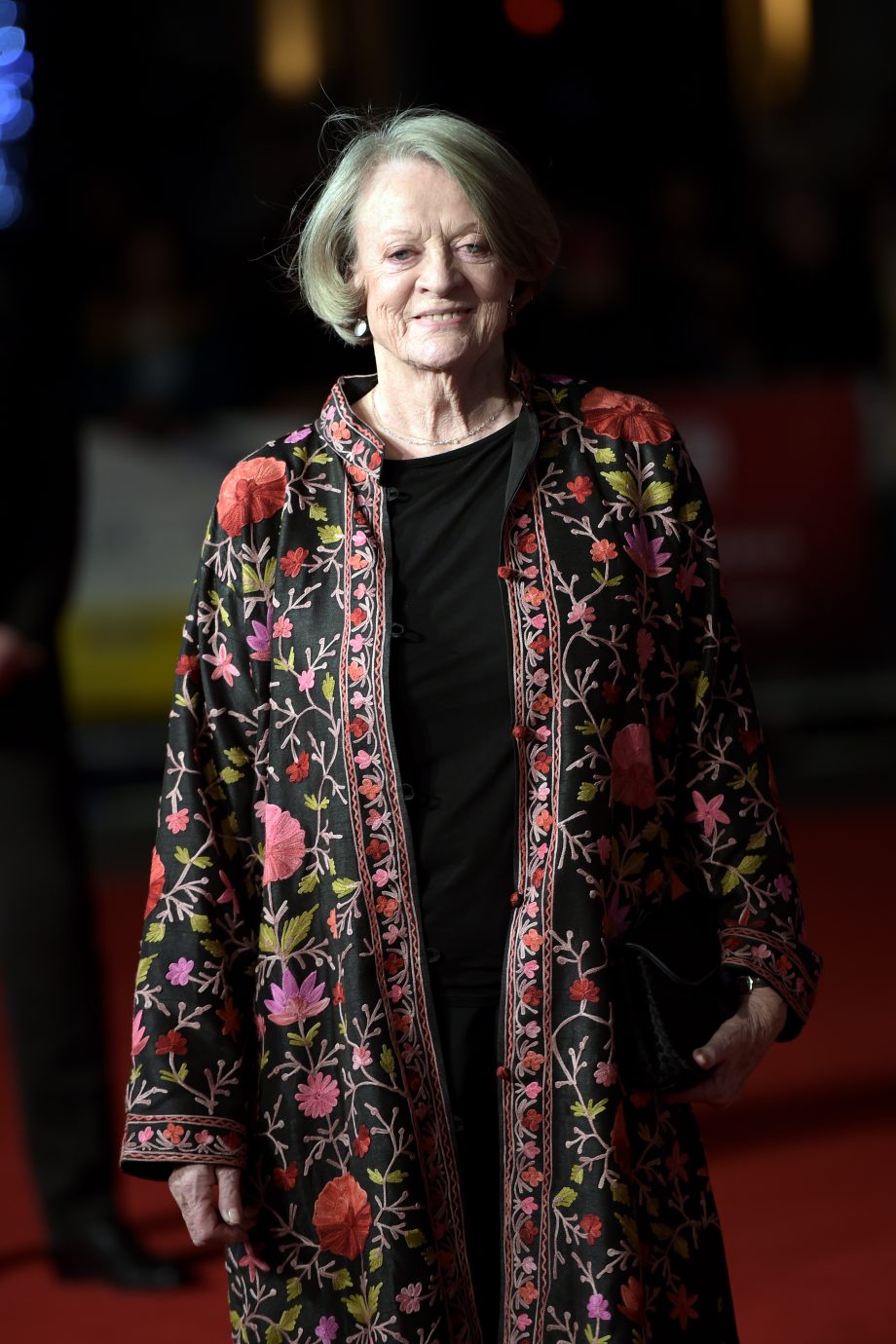 88-jarige-actrice-maggie-smith-schittert-in-nieuwe-loewe-campagne-272797