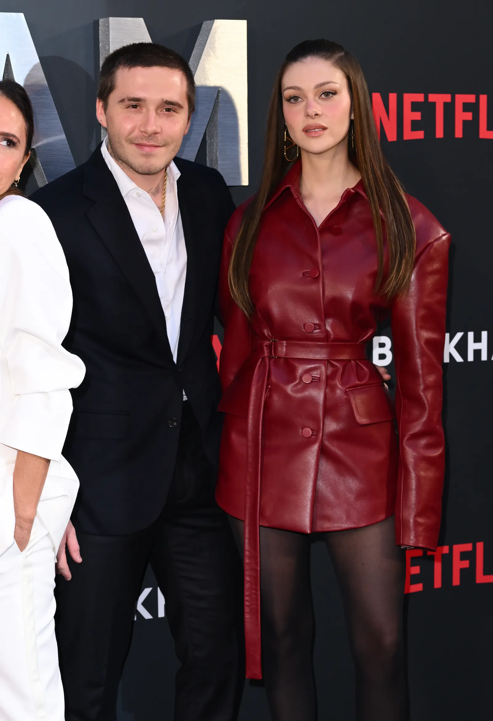 Nicola Peltz draagt leren trenchcoat