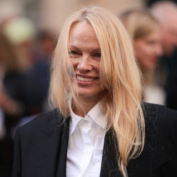 pamela-anderson-is-ons-nieuwe-favoriete-stijlicoon-ik-omarm-life-ing-in-plaats-van-ageing-270426