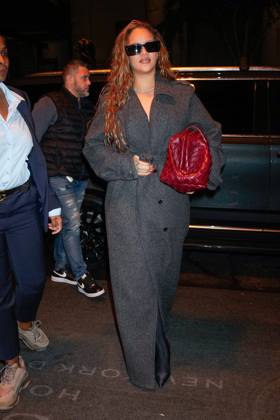 rihanna-tilt-rich-mom-aesthetic-naar-hoger-niveau-in-vloerlengte-dries-van-noten-jas-271153