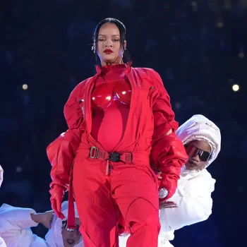 rihannas-rode-super-bowl-look-bemachtigen-het-kan-272442