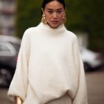 Een streetstyler draagt een kasjmieren set