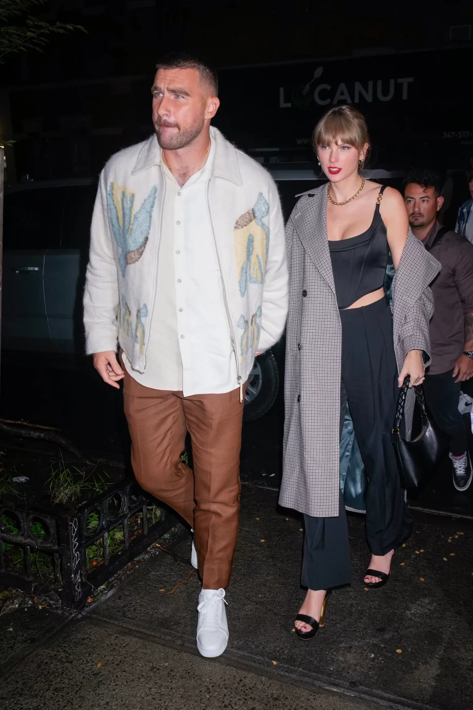 taylor-swift-en-travis-kelce-maken-hun-debuut-als-koppel-uiteraard-in-stijl-271739