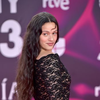 rosalia-verschijnt-bij-de-latin-grammy-awards-met-wel-heel-bijzondere-wenkbrauwen-275453