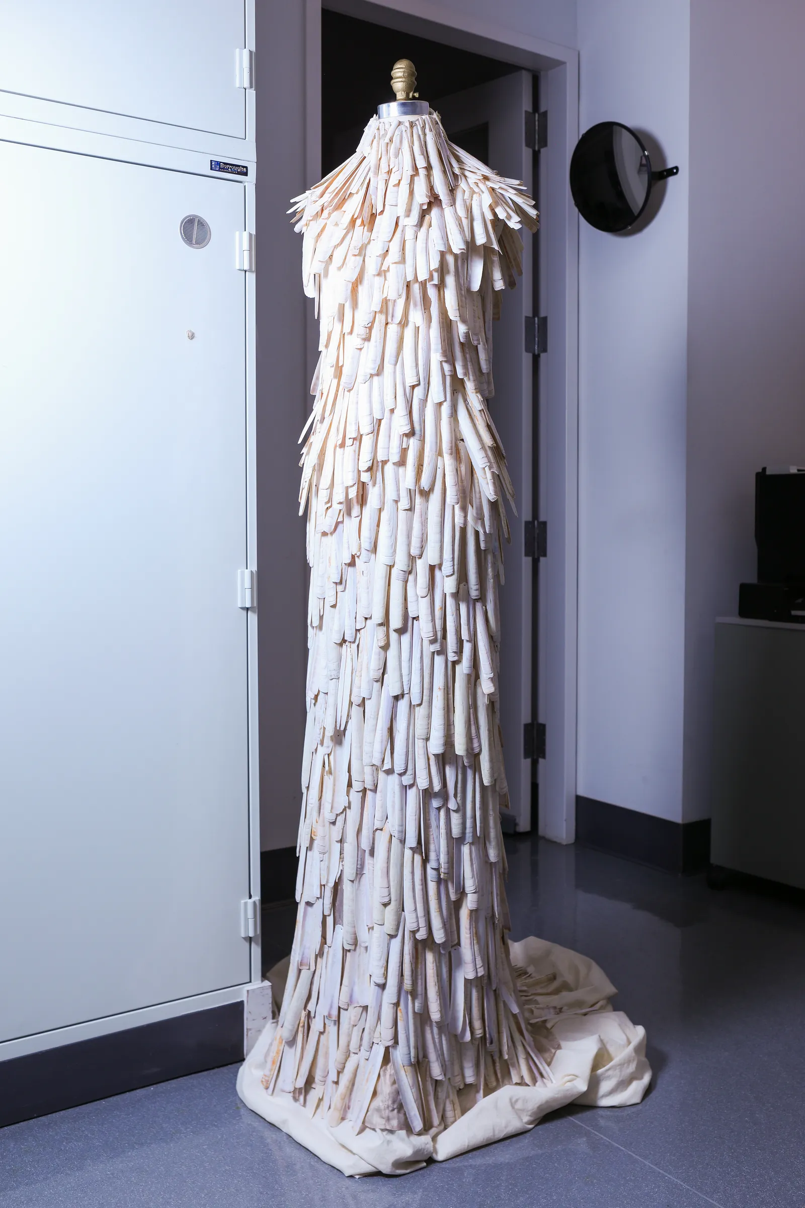 Jurk van Alexander McQueen die tentoongesteld wordt tijdens het Met Gala van 2024