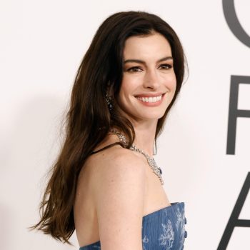 anne-hathaway-combineert-denim-met-diamanten-tijdens-de-cfda-awards-2023-274206