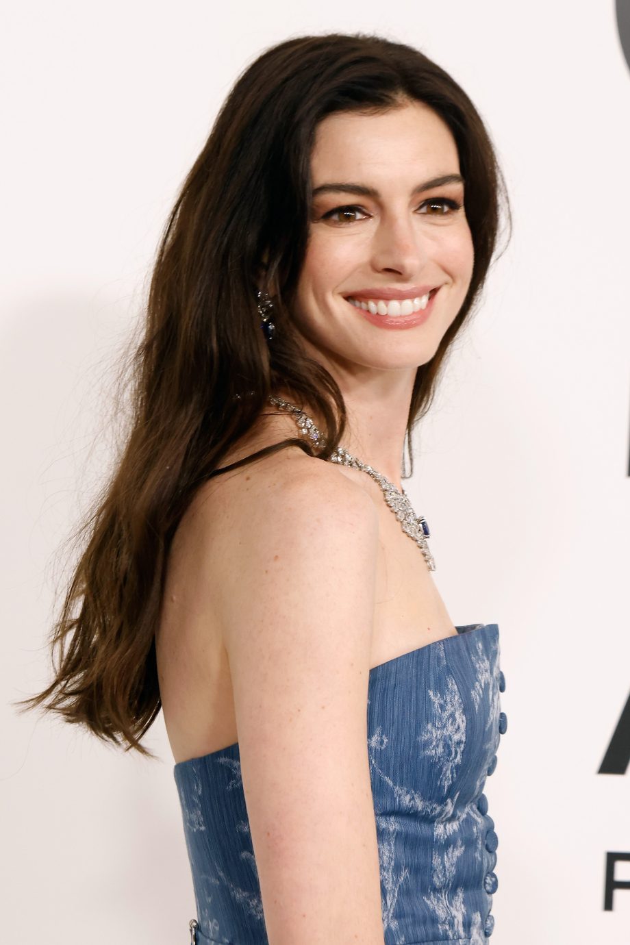 anne-hathaway-combineert-denim-met-diamanten-tijdens-de-cfda-awards-2023-274206