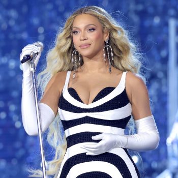 beyonce-schittert-in-een-zilveren-versace-jurk-tijdens-de-premiere-van-haar-renaissance-film-276364