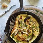 Groente omelet met champignon in een pan