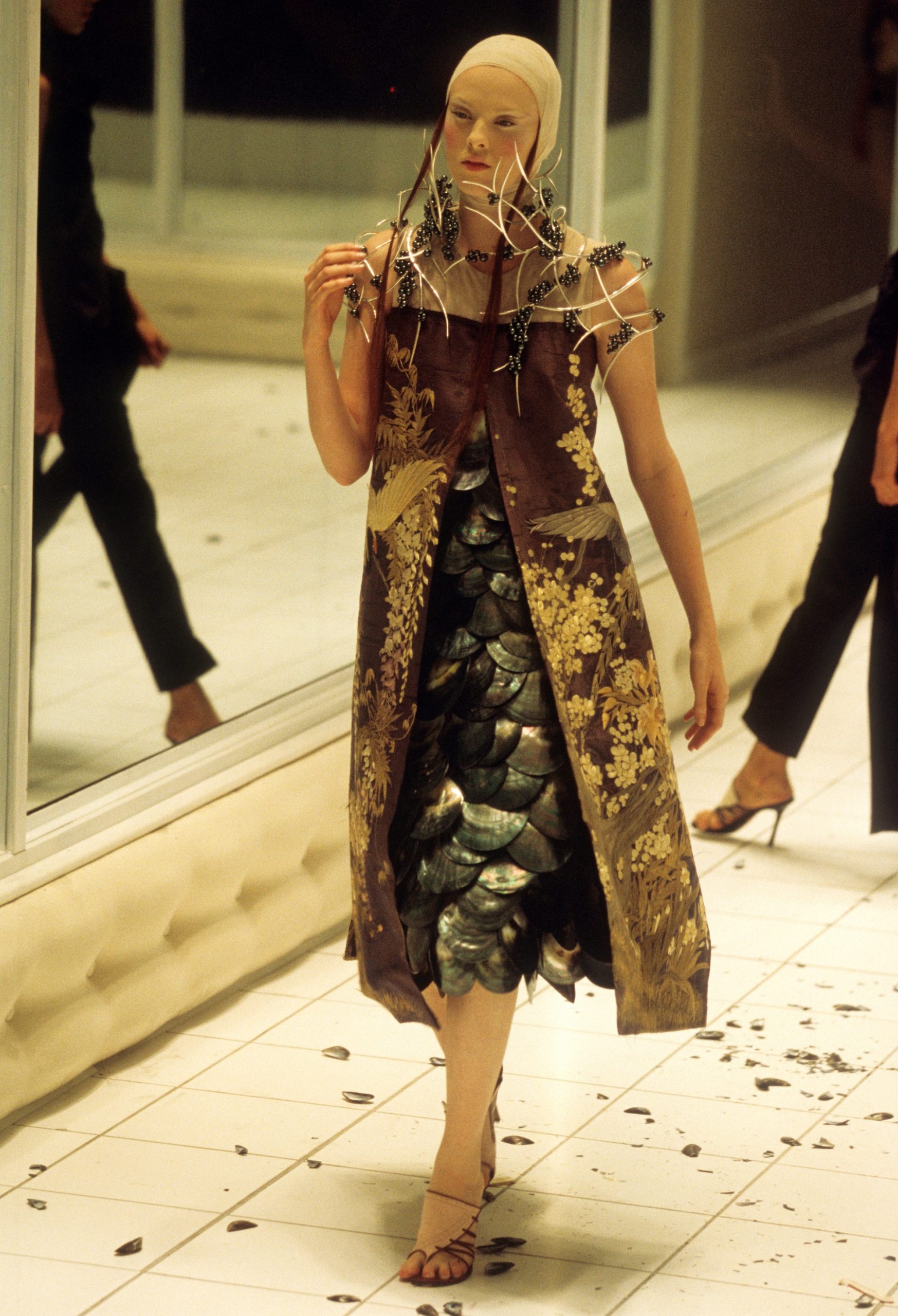 De beste catwalkmomenten van Karen Elson: Alexander McQueen lente/zomer 2001