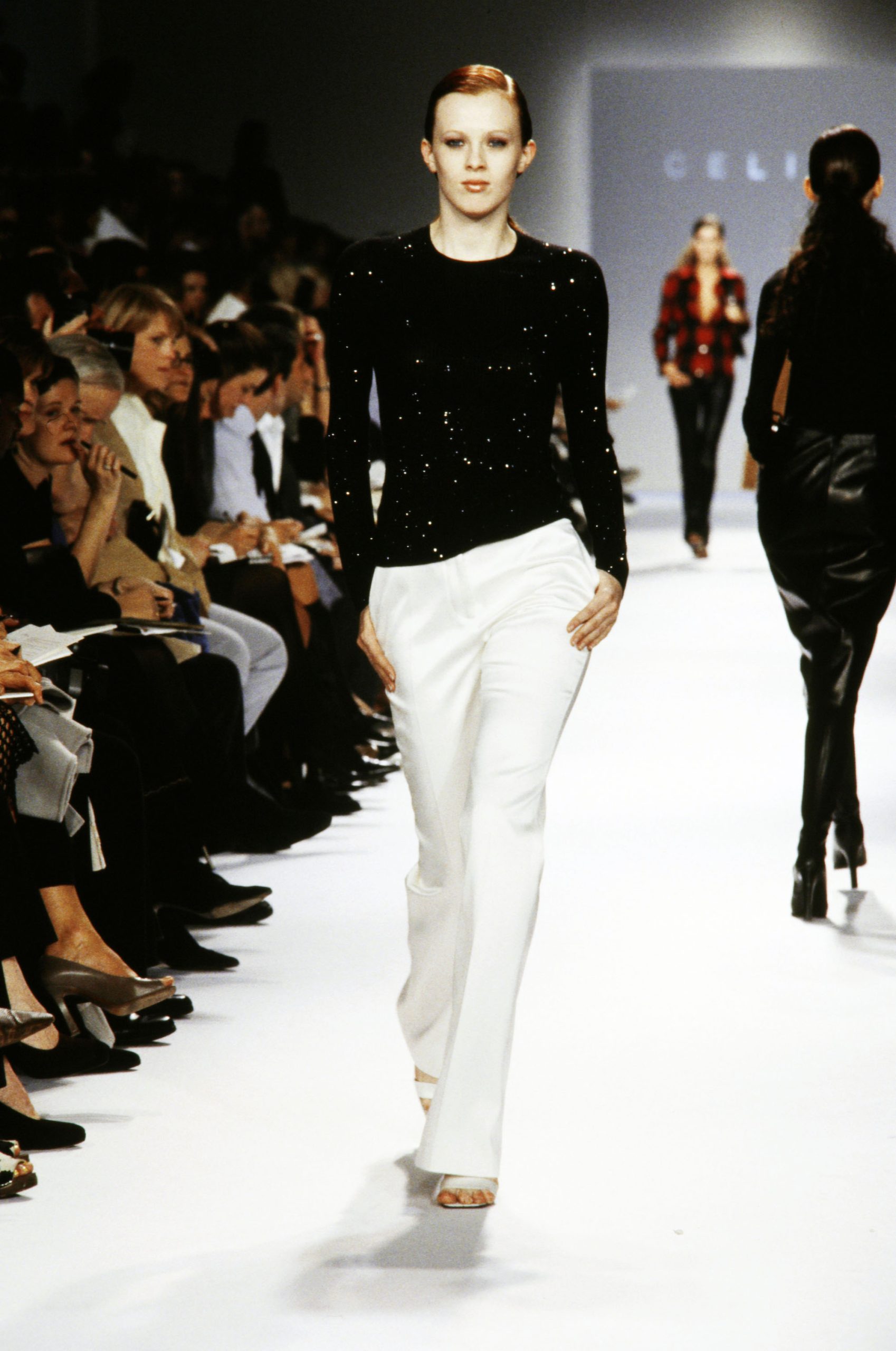 De beste catwalkmomenten van Karen Elson: Celine herfst/winter 1999