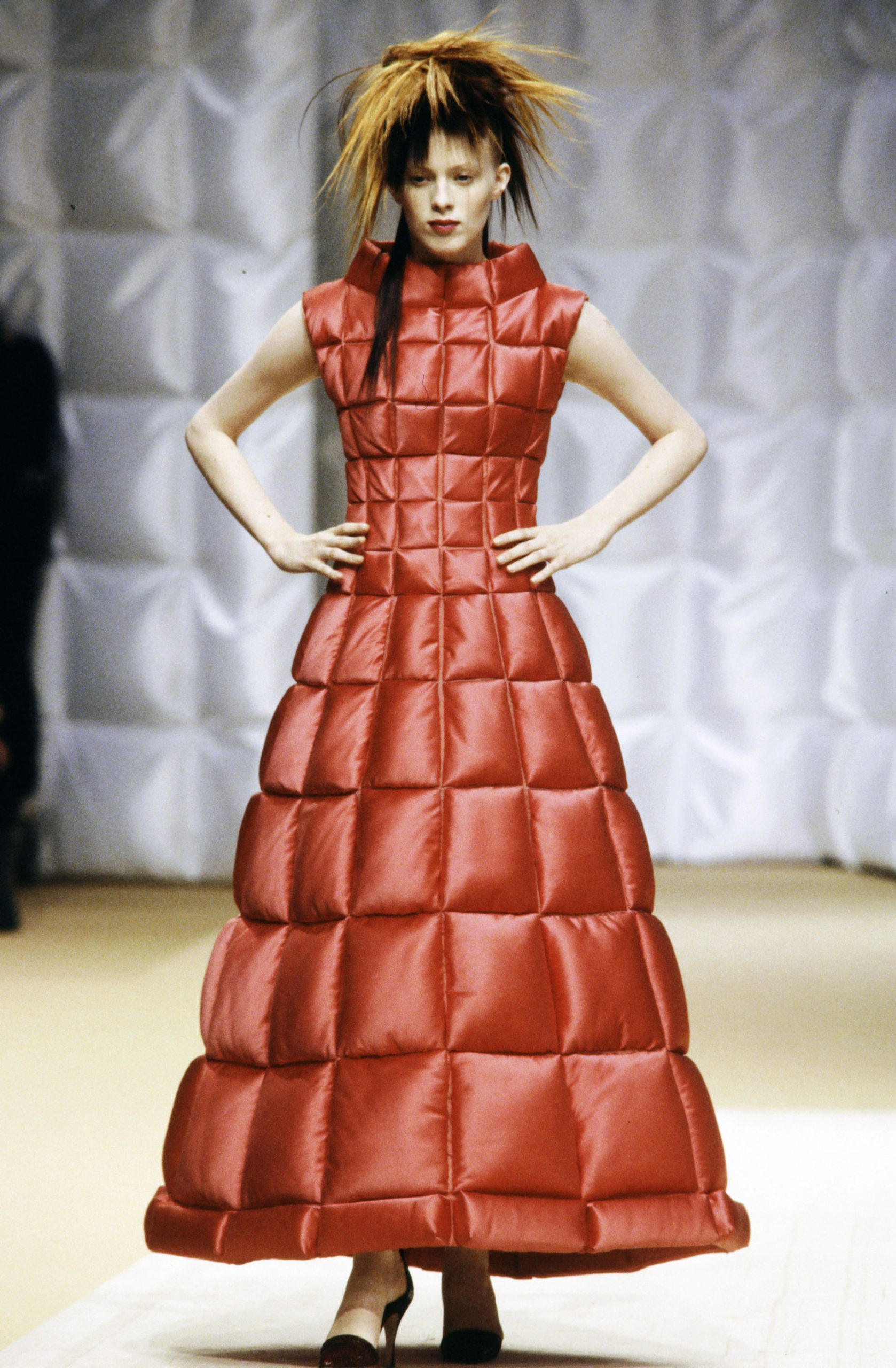 De beste catwalkmomenten van Karen Elson: Chanel couture herfst/winter 1999