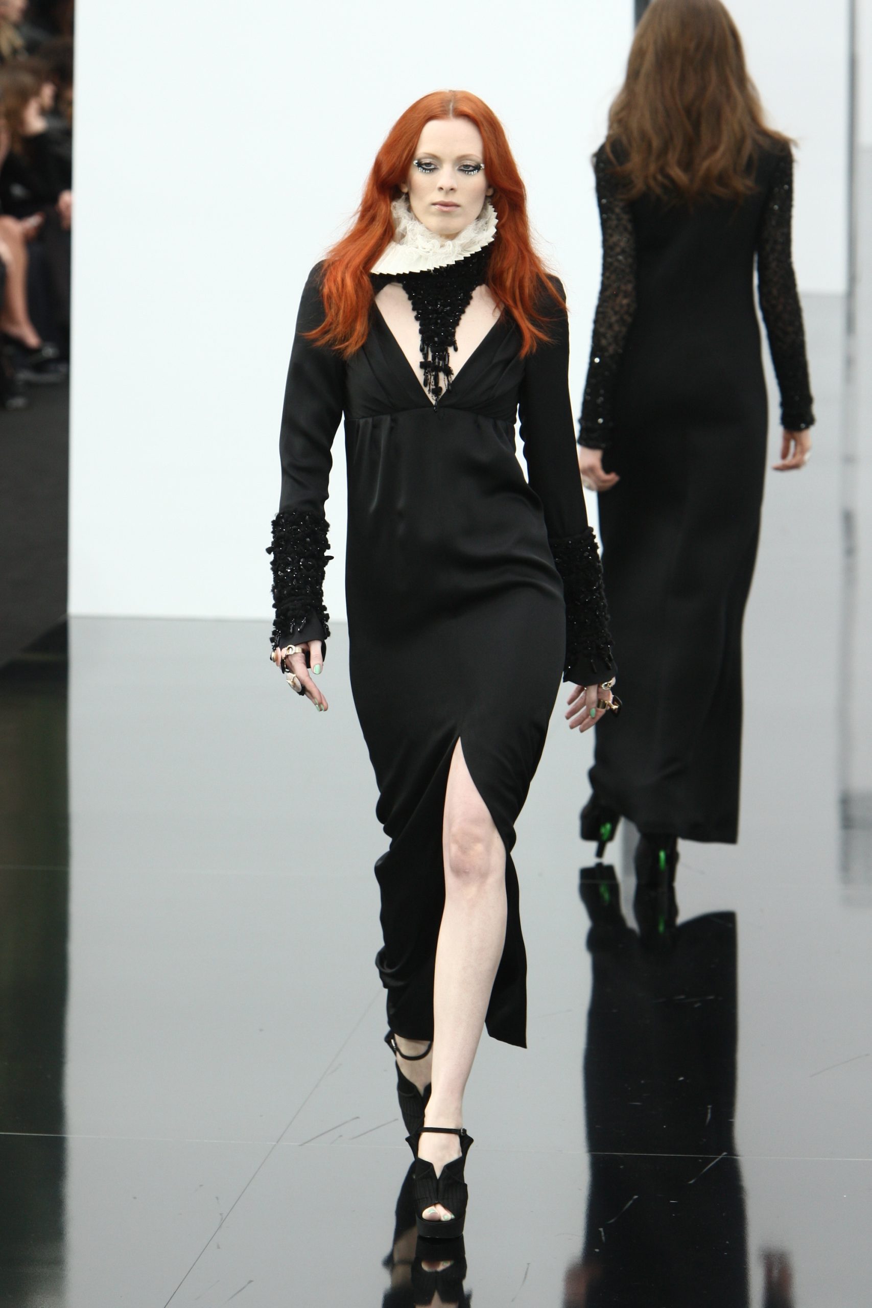 De beste catwalkmomenten van Karen Elson: Chanel herfst/winter 2009