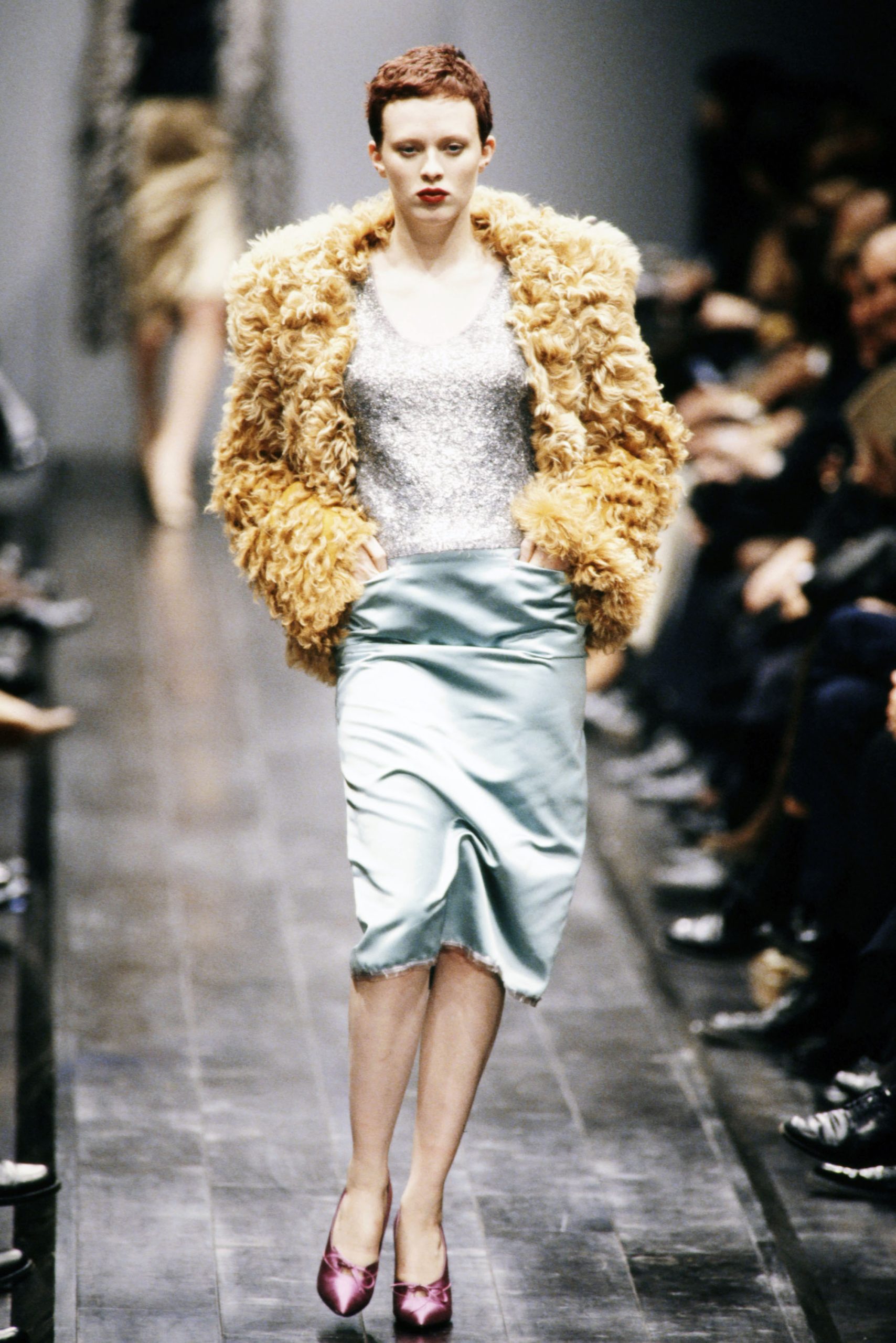 De beste catwalkmomenten van Karen Elson: Fendi herfst/winter 1998