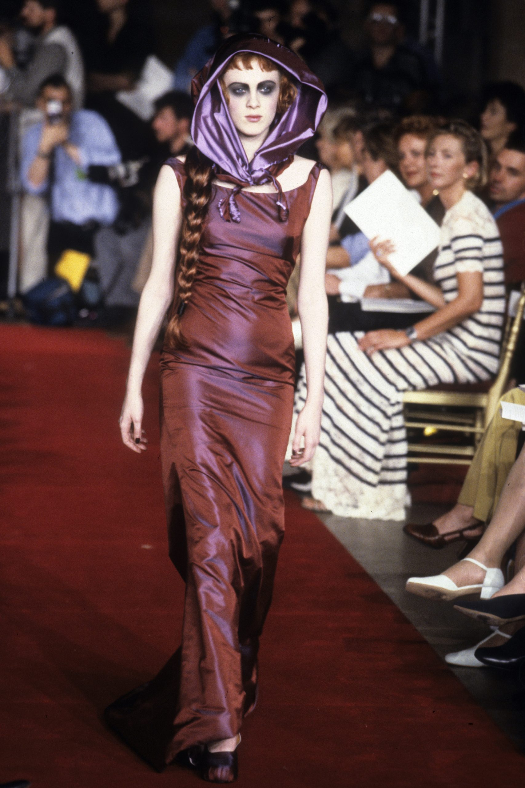 De beste catwalkmomenten van Karen Elson: Jean Paul Gaultier couture herfst/winter 1997
