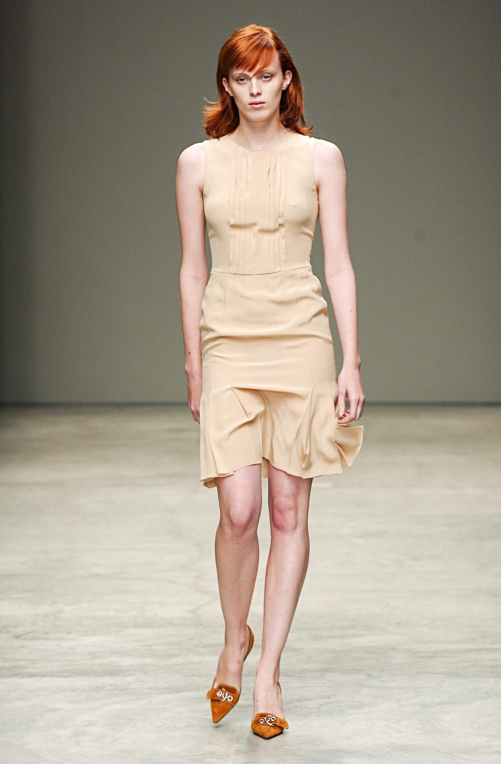 De beste catwalkmomenten van Karen Elson: Prada lente/zomer 2002