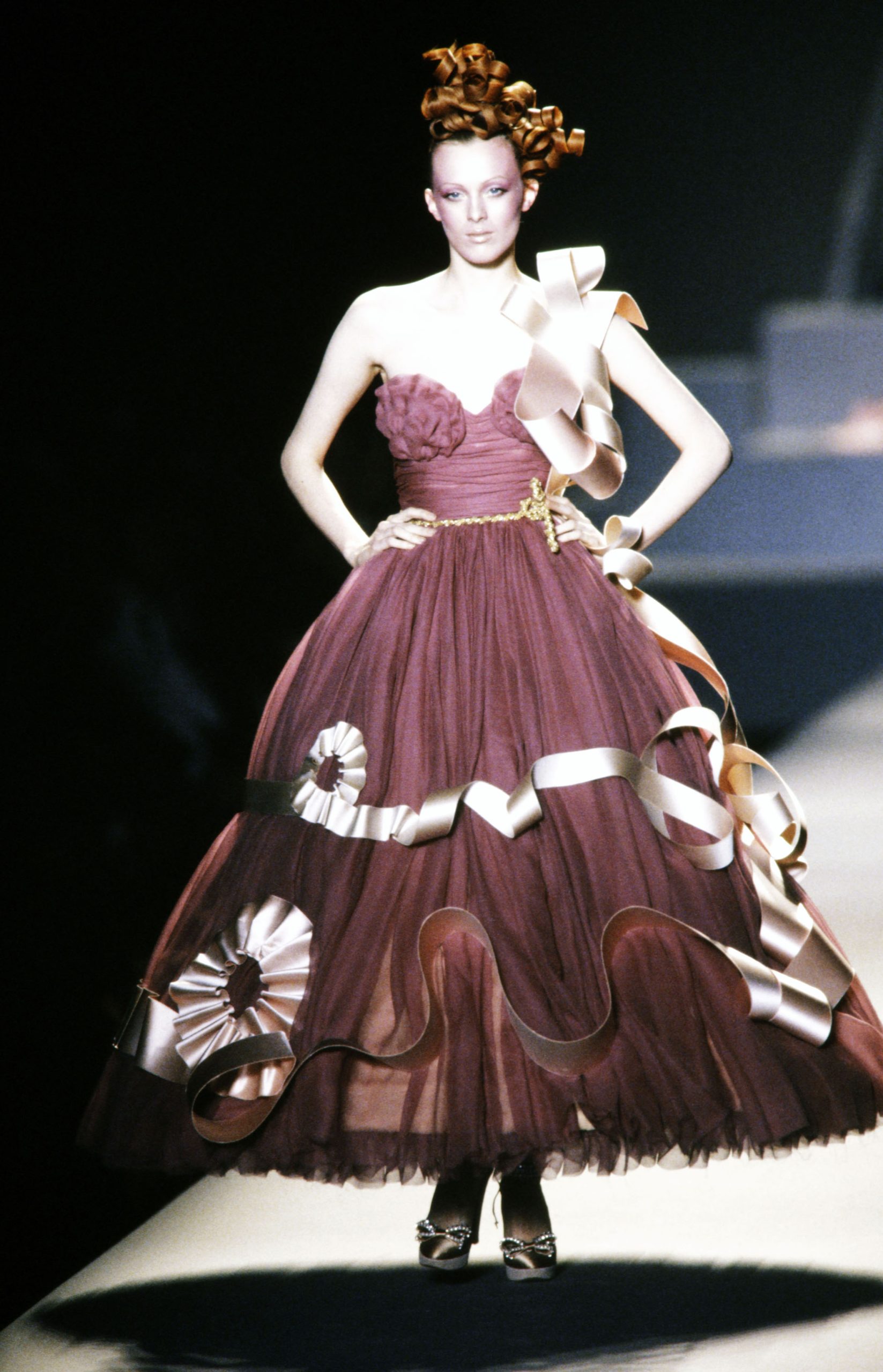 De beste catwalkmomenten van Karen Elson: Viktor & Rolf lente/zomer 2005