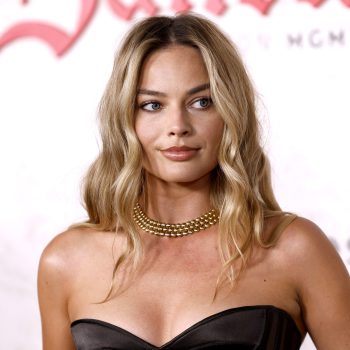 margot-robbie-geeft-een-chique-draai-aan-de-navelpiercing-op-de-rode-loper-275222