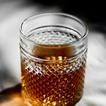 master-blender-emma-walker-verandert-de-regels-van-whisky-drink-het-met-ijs-of-in-een-cocktail-275359