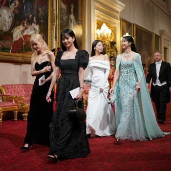 blackpink-brengt-bezoek-aan-buckingham-palace-en-doet-dat-in-koninklijke-looks-275887