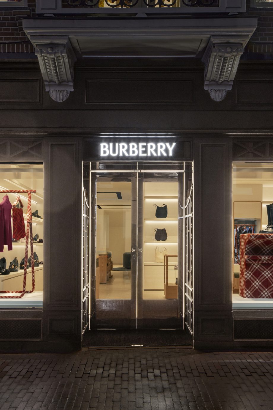 kijk-binnen-in-de-compleet-vernieuwde-burberry-winkel-in-amsterdam-275656