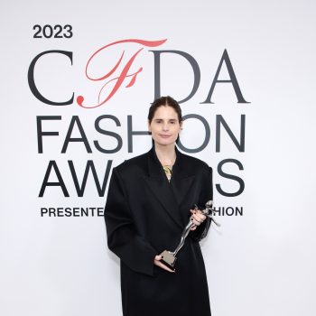 catherine-holstein-van-khaite-opnieuw-benoemd-tot-ontwerper-van-het-jaar-tijdens-cfda-awards-2023-274162