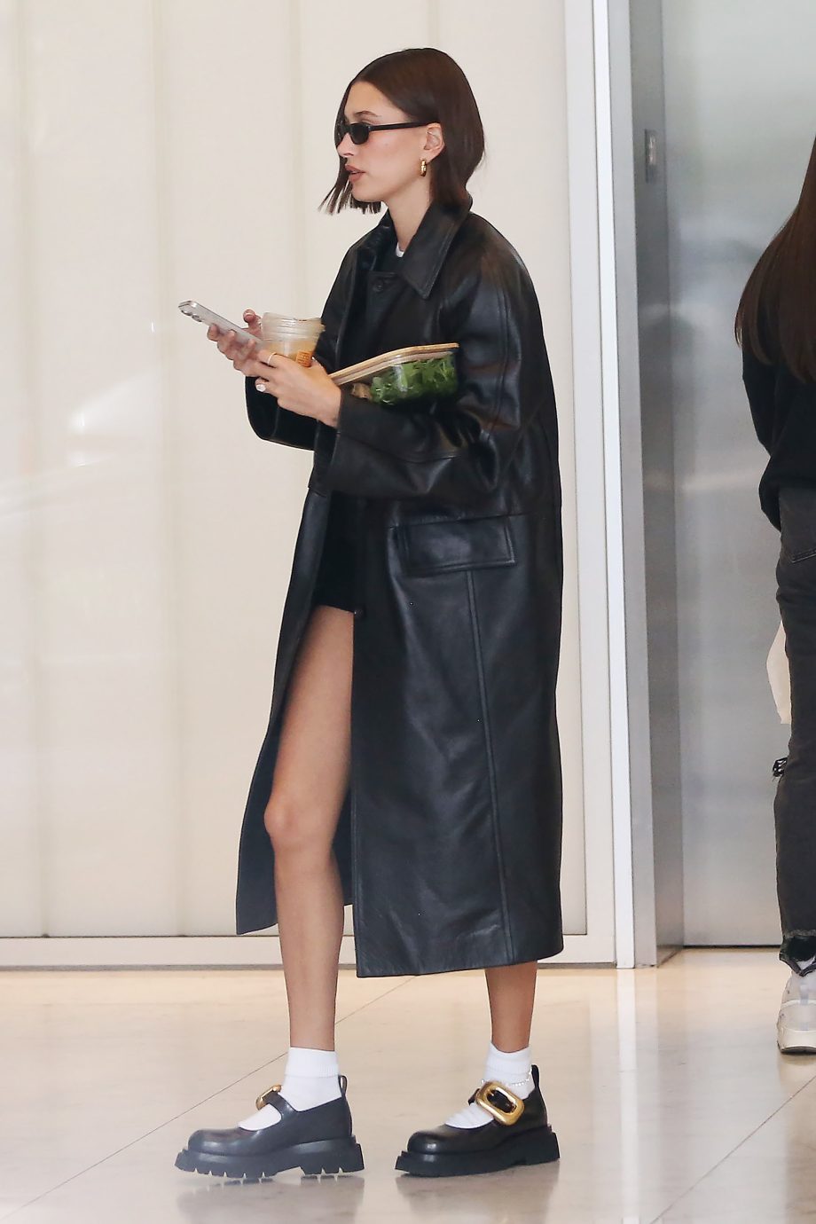 hailey-bieber-draagt-s-werelds-gewaagdste-mary-janes-275067