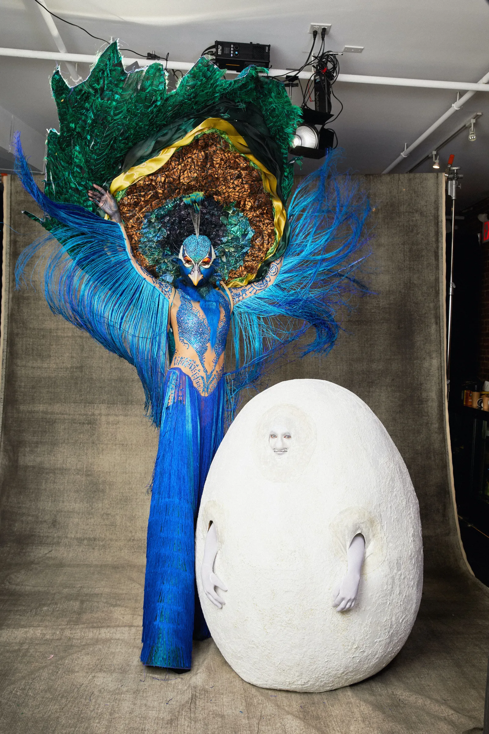 Heidi Klum verkleed als pauw en haar man Tom verkleed als ei