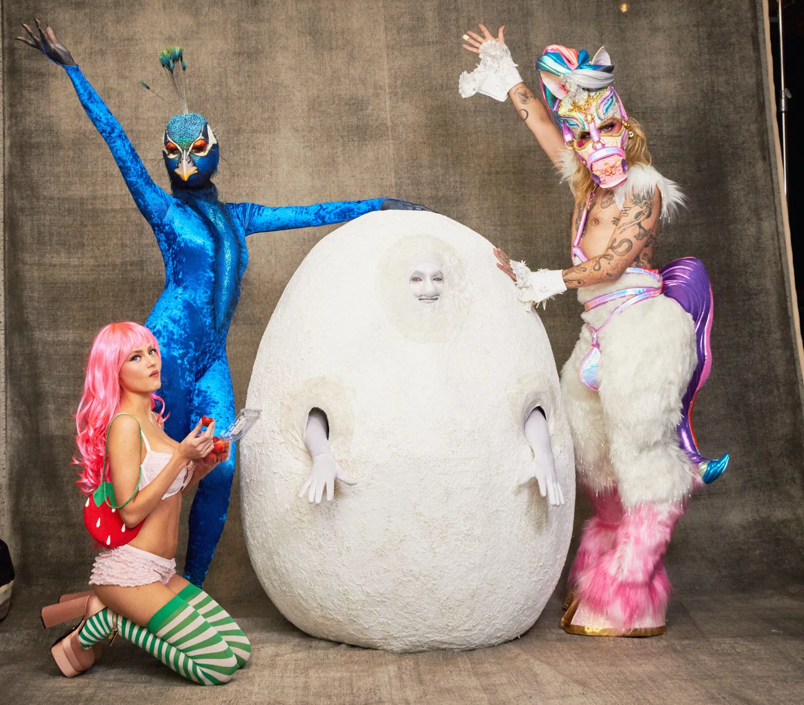 Heidi Klum verkleed als pauw en haar man Tom verkleed als ei