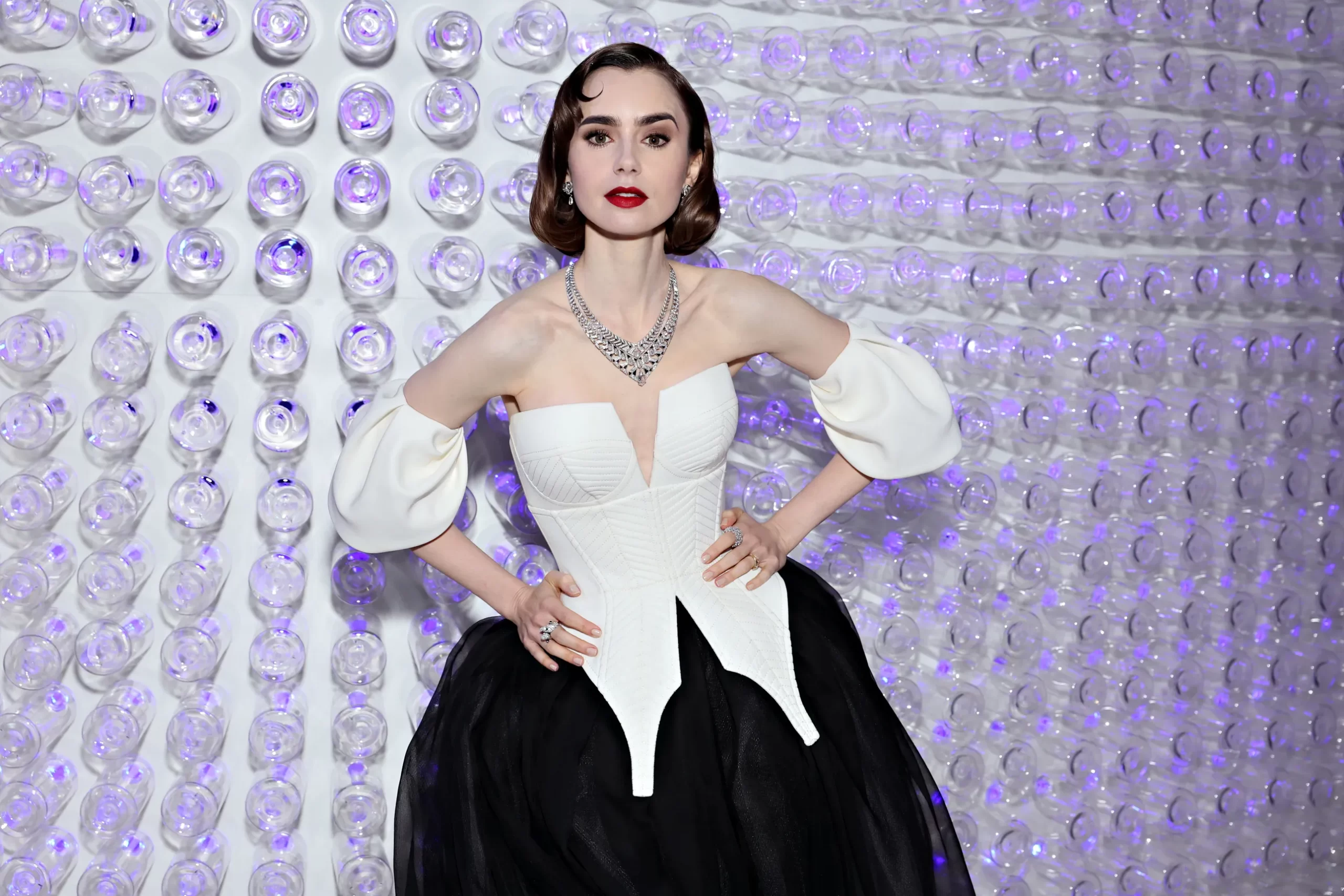 Lily Collins met een Italiaanse bob