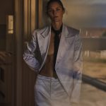Shoot met model in pak uit Vogue november 2023