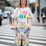 Lauren Santo Domingo in een Vote T-shirt