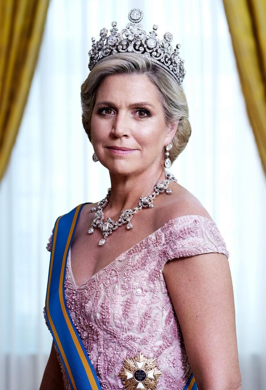 koningin-maxima-draagt-opnieuw-dromerige-jan-taminiau-jurk-voor-nieuwe-staatsieportretten-274655