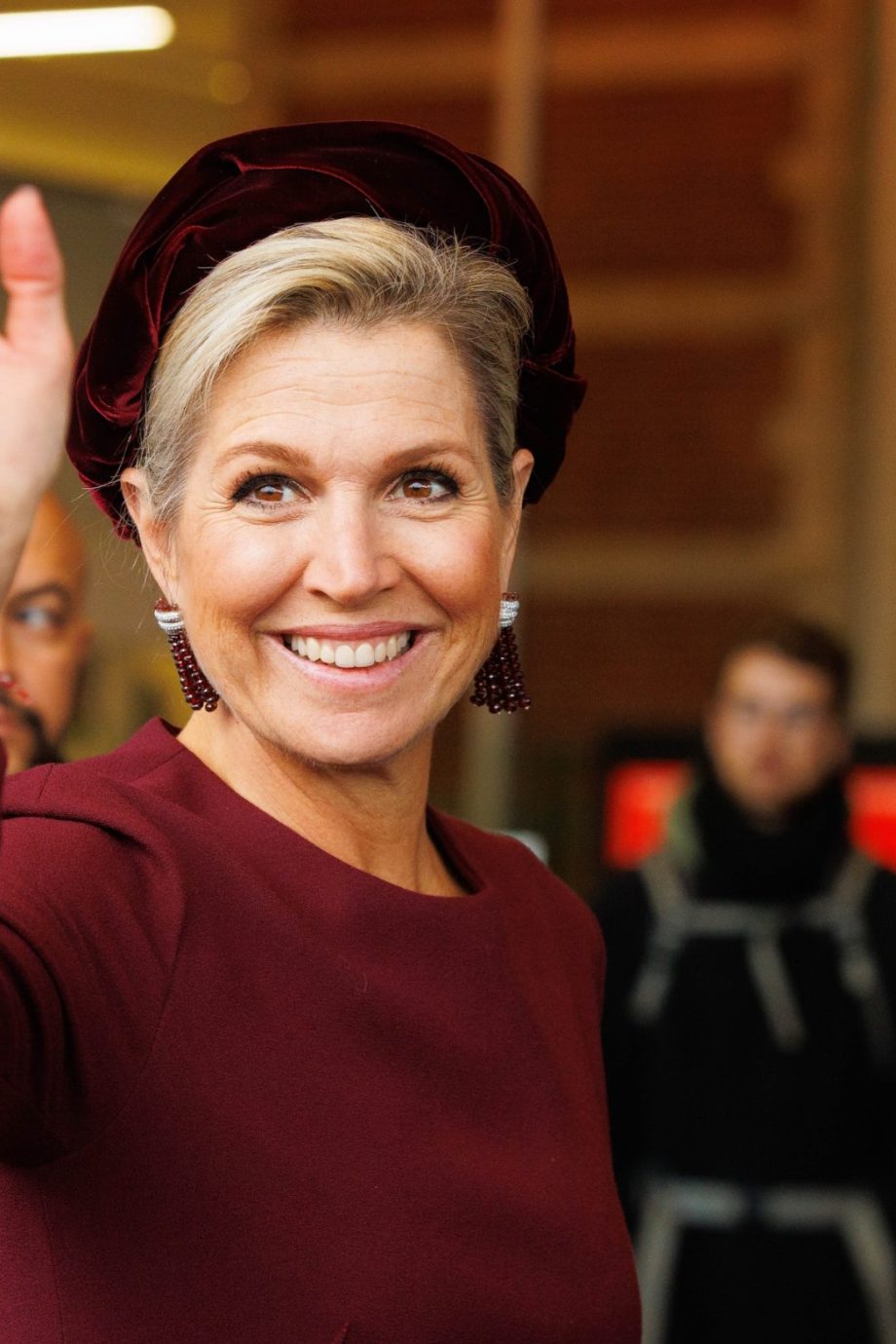 koningin-maxima-geeft-een-royal-twist-aan-de-populaire-cherry-red-trend-273684