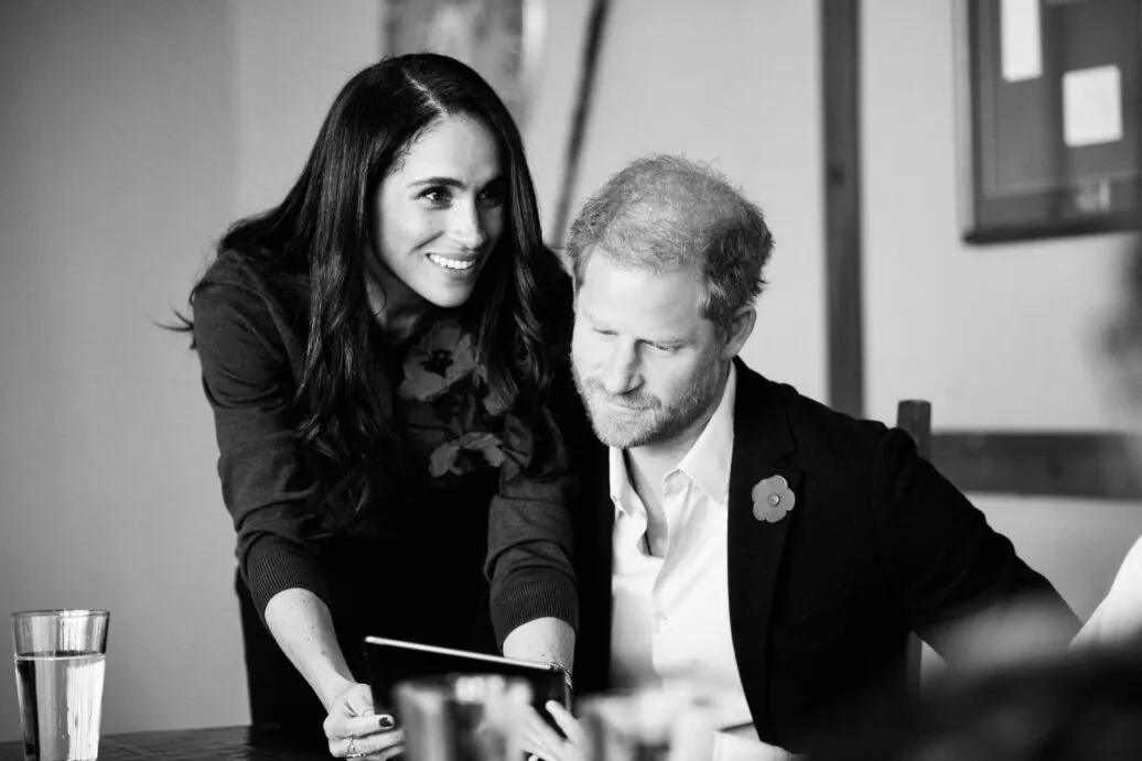 zwart wit beeld van Meghan Markle en prins Harry