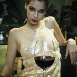 Model met glas wijn in Vogue december 2022